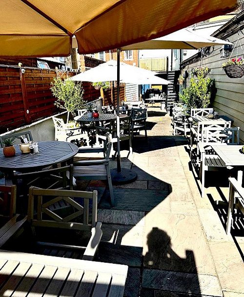 dine outside at south street pantry in hertfordshire